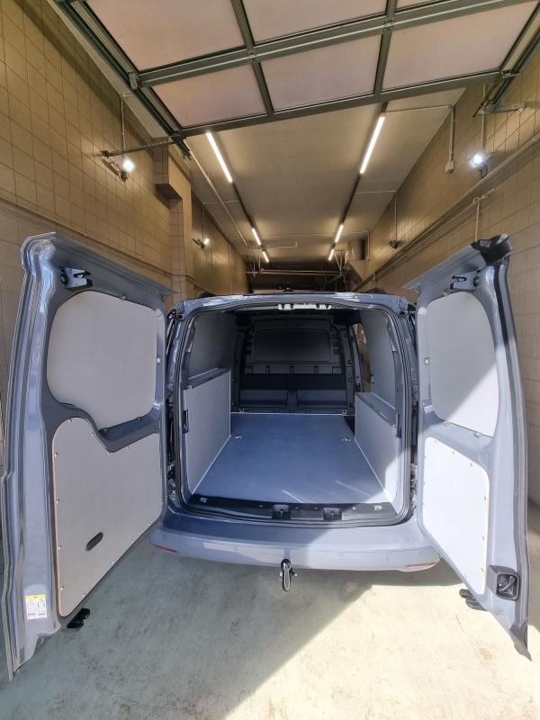 Polcrendszerek furgonokba – Hogyan gyorsítja fel a munkát egy profi kialakítás?